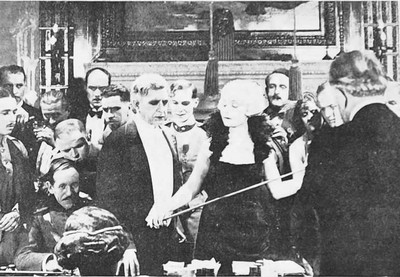 Foolish wives (1922)
